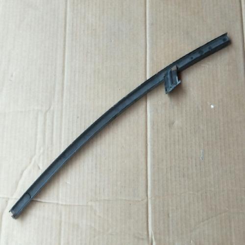 奇瑞东方之子右后门玻璃导轨B11Y中间
