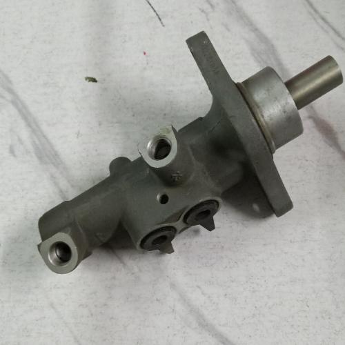 奇瑞A3制动总泵A3Y（两孔距离71mm）
