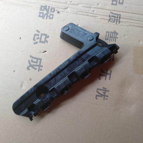 奇瑞艾瑞泽GX前杠安装支架GXY右