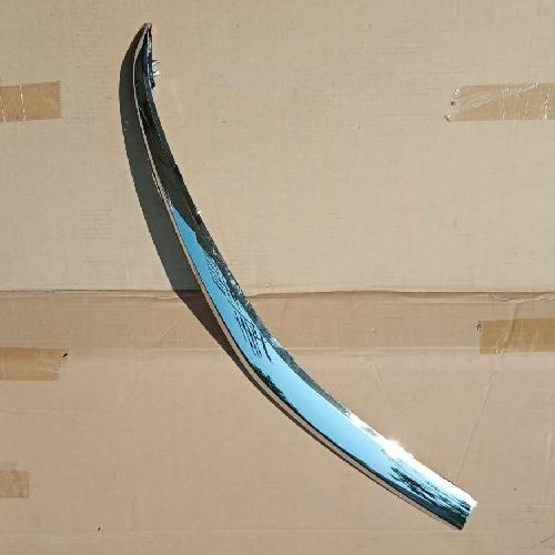 奇瑞19款瑞虎8中网左右亮条