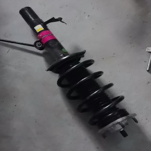 奇瑞20款瑞虎7左前减震器总成